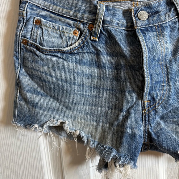 Levi’s Women’s Jean Shorts 501 Cut Off Denim Size 28 Waist Frayed Hem Shortie - Picture 5 of 14